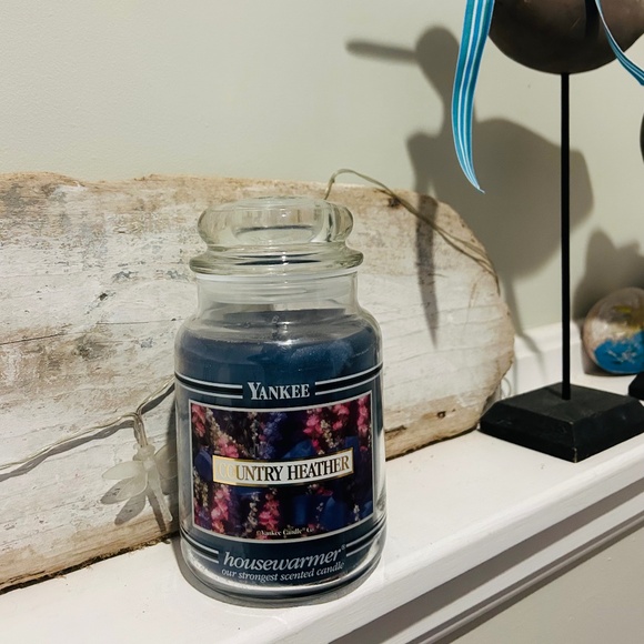 Brand New Yankee Candle- COUNTRY HEATHER- Rare, Discontinued. BLACK BAND. 22 oz - Picture 1 of 5